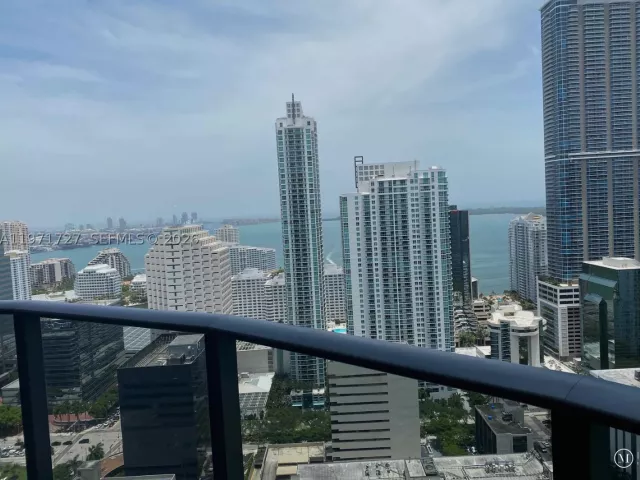 2-bedroom condo for rent in Miami - 45 SW 9th St 3703 - MondialRealty