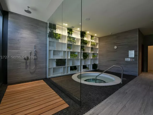 2-bedroom condo for rent in Miami - 45 SW 9th St 3703 - MondialRealty