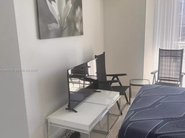 2-bedroom condo for rent in Miami - 475 Brickell Ave 3613 - MondialRealty