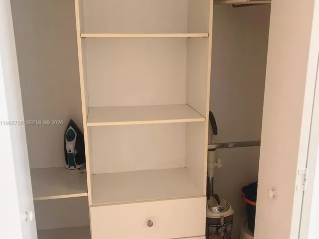 2-bedroom condo for rent in Miami - 475 Brickell Ave 3613 - MondialRealty