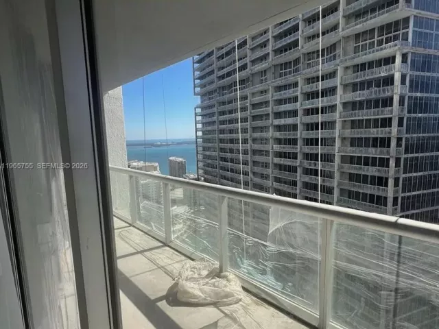 2-bedroom condo for rent in Miami - 475 Brickell Ave 3613 - MondialRealty