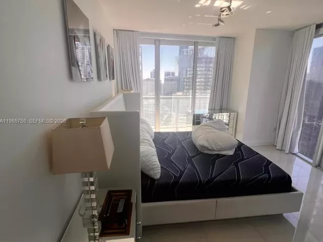 2-bedroom condo for rent in Miami - 475 Brickell Ave 3613 - MondialRealty