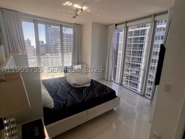 2-bedroom condo for rent in Miami - 475 Brickell Ave 3613 - MondialRealty