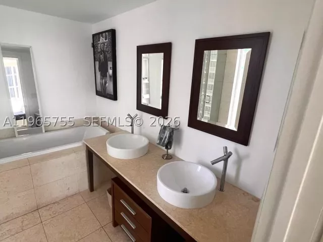 2-bedroom condo for rent in Miami - 475 Brickell Ave 3613 - MondialRealty