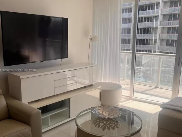 2-bedroom condo for rent in Miami - 475 Brickell Ave 3613 - MondialRealty