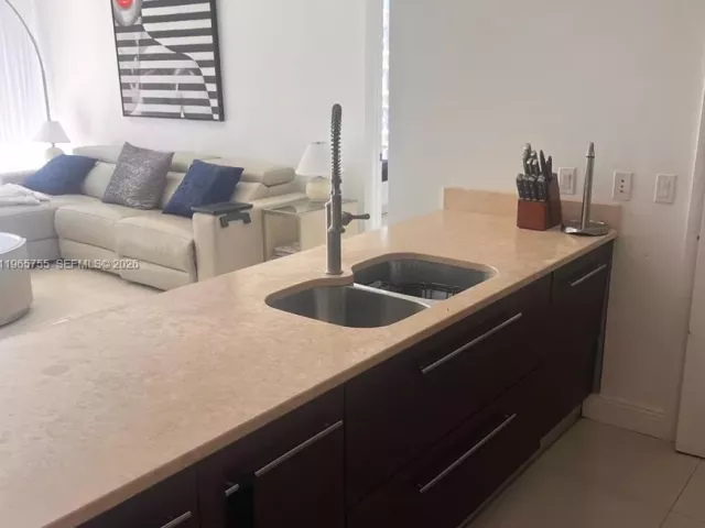 2-bedroom condo for rent in Miami - 475 Brickell Ave 3613 - MondialRealty