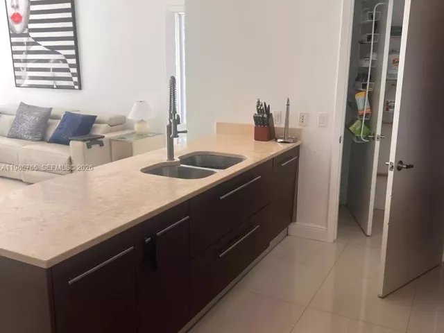 2-bedroom condo for rent in Miami - 475 Brickell Ave 3613 - MondialRealty