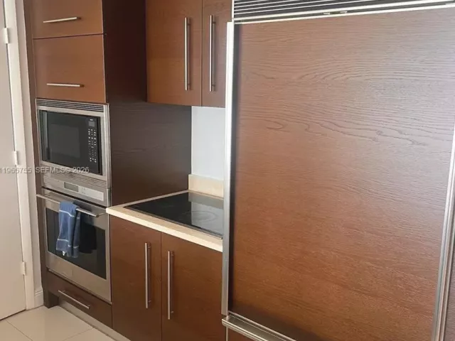 2-bedroom condo for rent in Miami - 475 Brickell Ave 3613 - MondialRealty