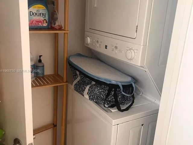 2-bedroom condo for rent in Miami - 475 Brickell Ave 3613 - MondialRealty