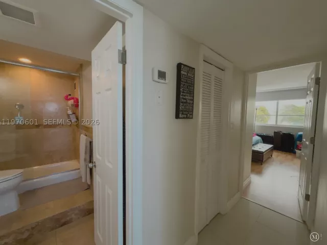 2-bedroom condo for sale in Miami Beach - 5005 Collins Ave 825 - MondialRealty