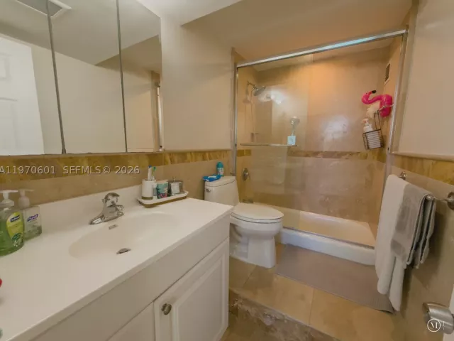 2-bedroom condo for sale in Miami Beach - 5005 Collins Ave 825 - MondialRealty