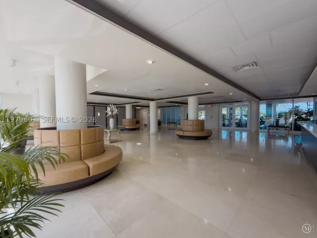 2-bedroom condo for sale in Miami Beach - 5005 Collins Ave 825 - MondialRealty