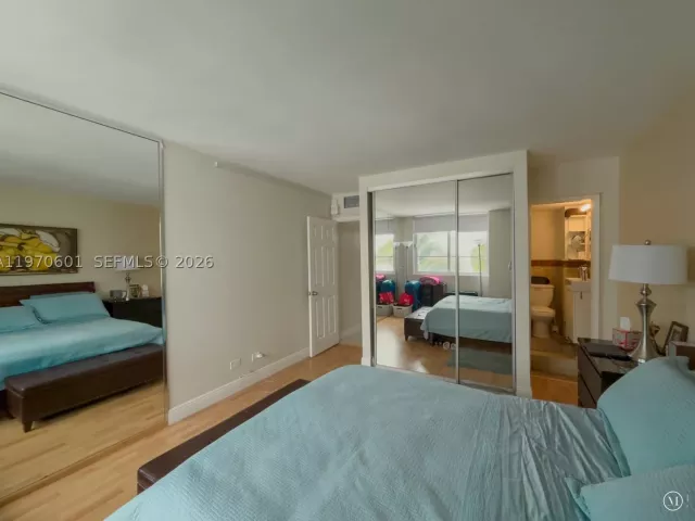 2-bedroom condo for sale in Miami Beach - 5005 Collins Ave 825 - MondialRealty