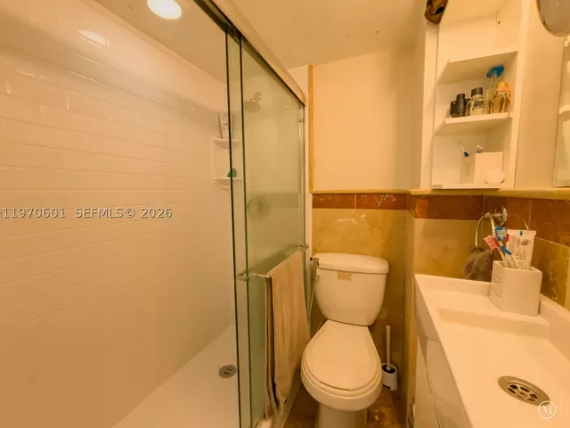 2-bedroom condo for sale in Miami Beach - 5005 Collins Ave 825 - MondialRealty