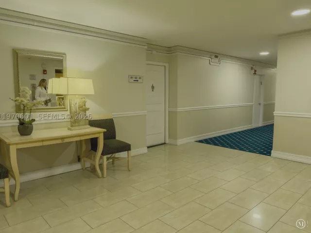 2-bedroom condo for sale in Miami Beach - 5005 Collins Ave 825 - MondialRealty