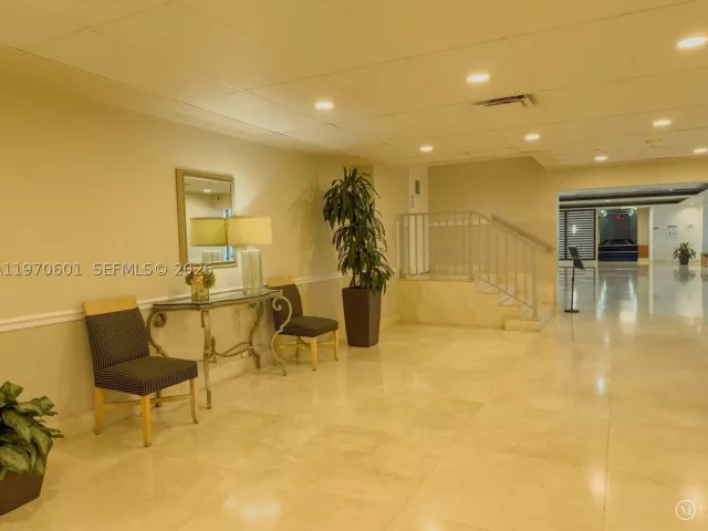 2-bedroom condo for sale in Miami Beach - 5005 Collins Ave 825 - MondialRealty