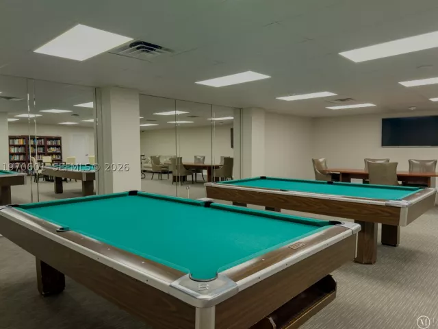 2-bedroom condo for sale in Miami Beach - 5005 Collins Ave 825 - MondialRealty