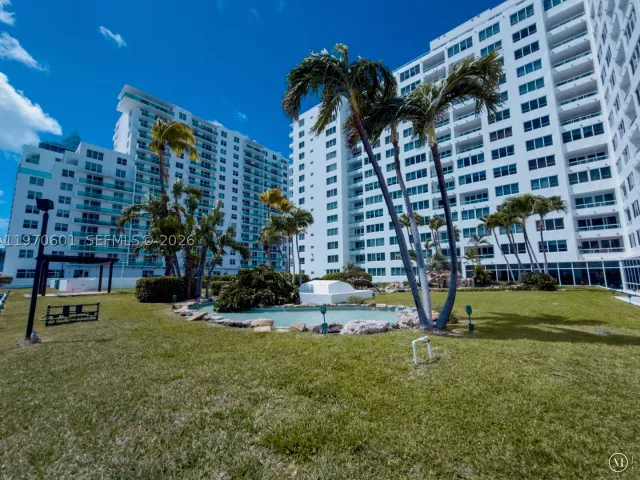2-bedroom condo for sale in Miami Beach - 5005 Collins Ave 825 - MondialRealty
