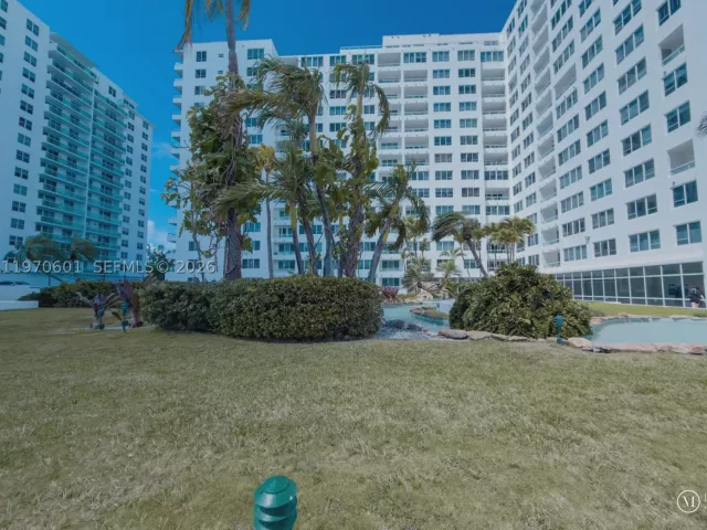 2-bedroom condo for sale in Miami Beach - 5005 Collins Ave 825 - MondialRealty