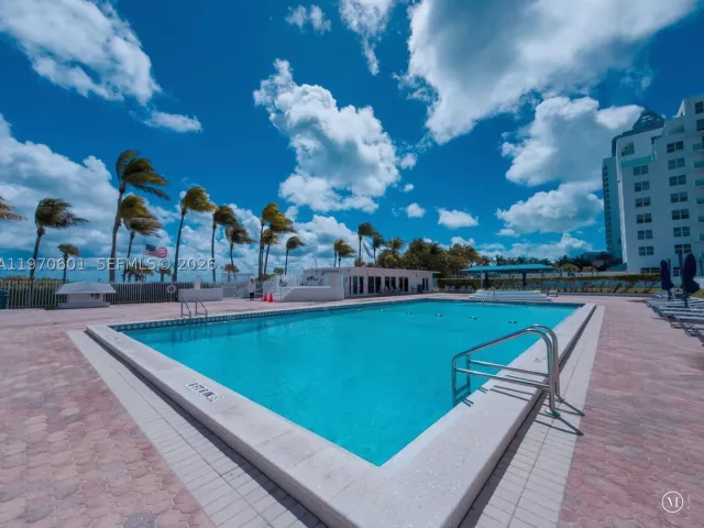 2-bedroom condo for sale in Miami Beach - 5005 Collins Ave 825 - MondialRealty