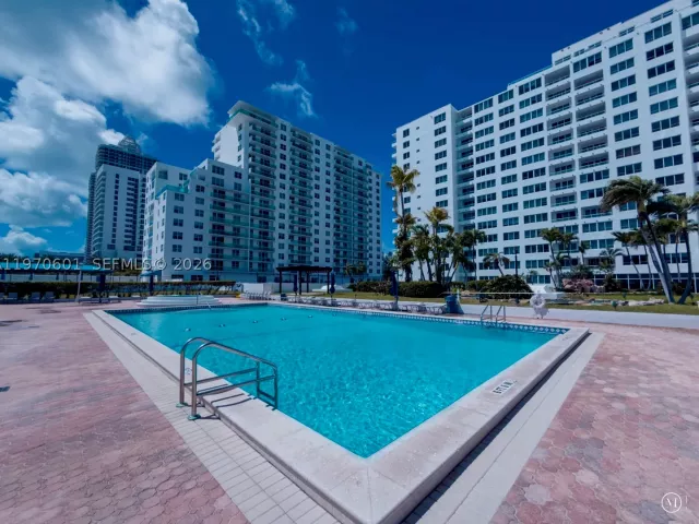2-bedroom condo for sale in Miami Beach - 5005 Collins Ave 825 - MondialRealty