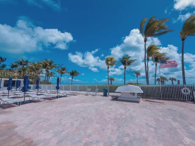 2-bedroom condo for sale in Miami Beach - 5005 Collins Ave 825 - MondialRealty