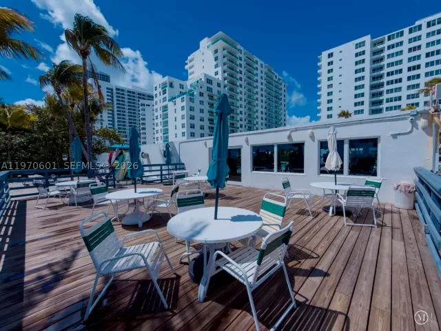 2-bedroom condo for sale in Miami Beach - 5005 Collins Ave 825 - MondialRealty