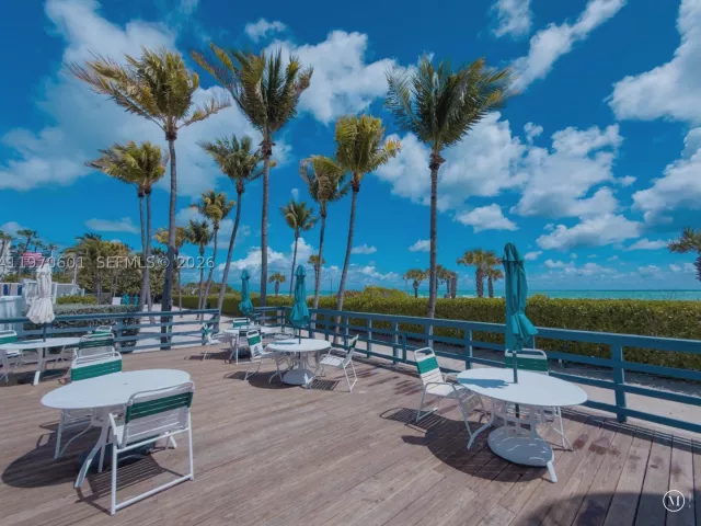 2-bedroom condo for sale in Miami Beach - 5005 Collins Ave 825 - MondialRealty