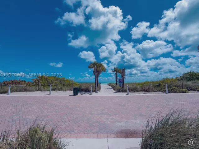 2-bedroom condo for sale in Miami Beach - 5005 Collins Ave 825 - MondialRealty