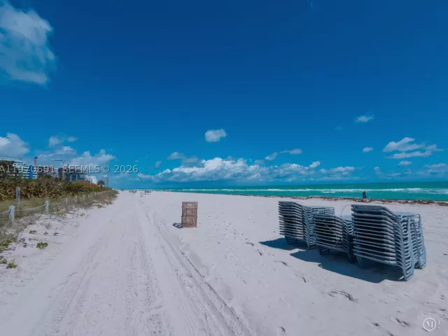 2-bedroom condo for sale in Miami Beach - 5005 Collins Ave 825 - MondialRealty
