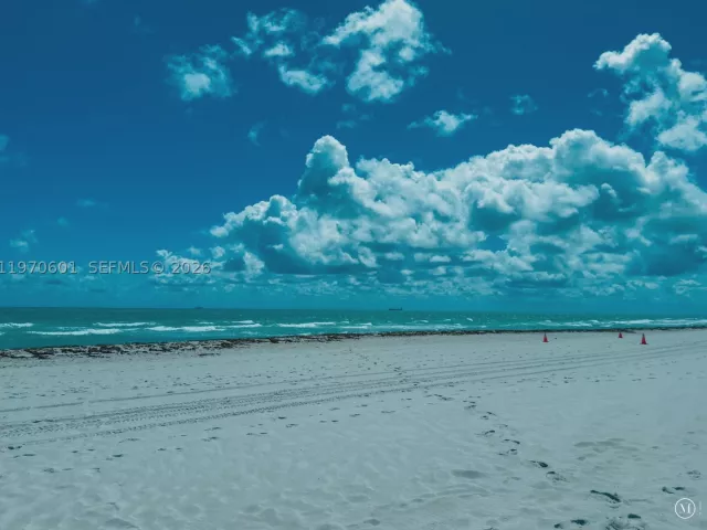 2-bedroom condo for sale in Miami Beach - 5005 Collins Ave 825 - MondialRealty