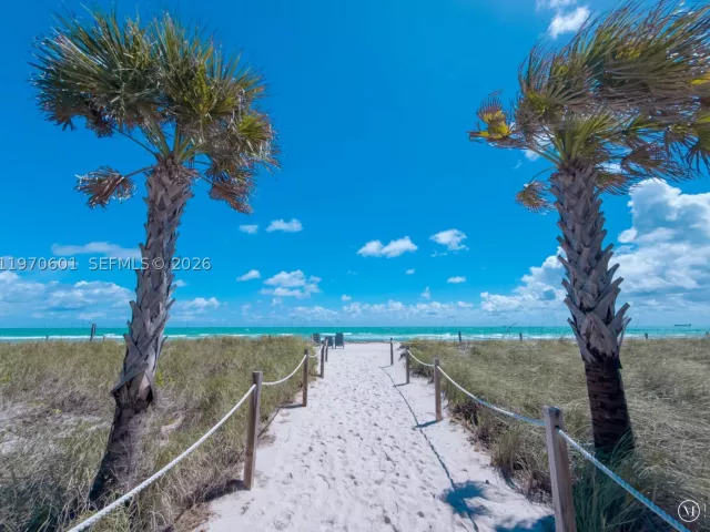 2-bedroom condo for sale in Miami Beach - 5005 Collins Ave 825 - MondialRealty
