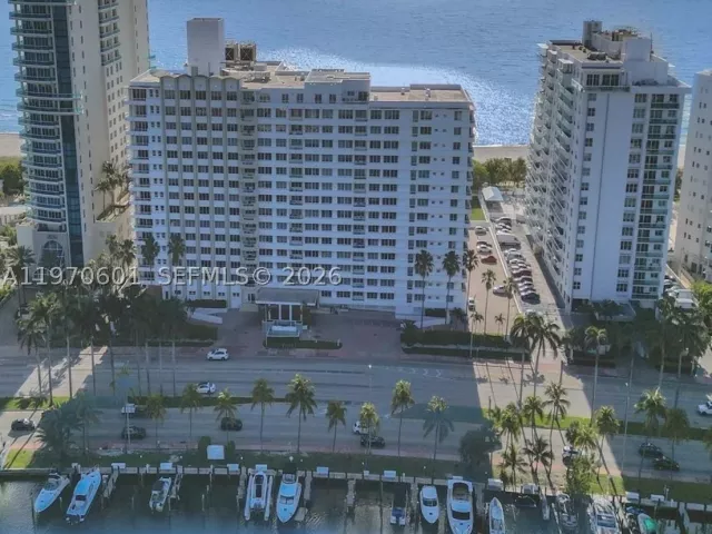 2-bedroom condo for sale in Miami Beach - 5005 Collins Ave 825 - MondialRealty