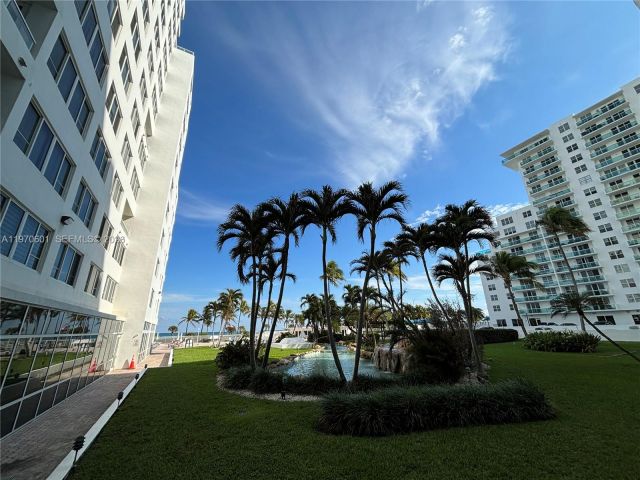 2-bedroom condo for sale in Miami Beach - 5005 Collins Ave 825 - MondialRealty