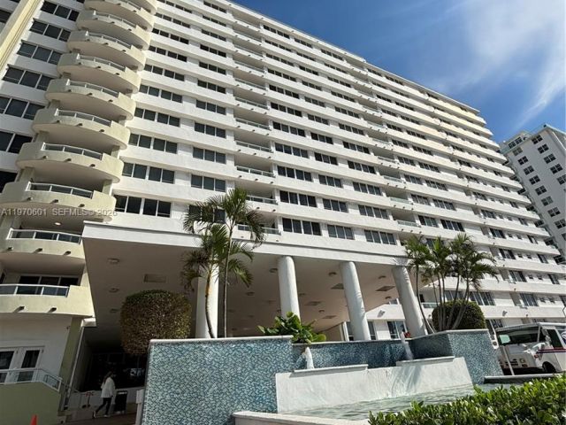 2-bedroom condo for sale in Miami Beach - 5005 Collins Ave 825 - MondialRealty