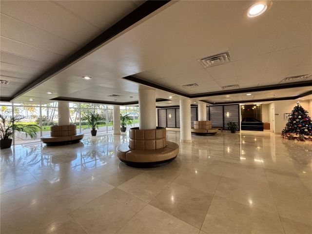 2-bedroom condo for sale in Miami Beach - 5005 Collins Ave 825 - MondialRealty