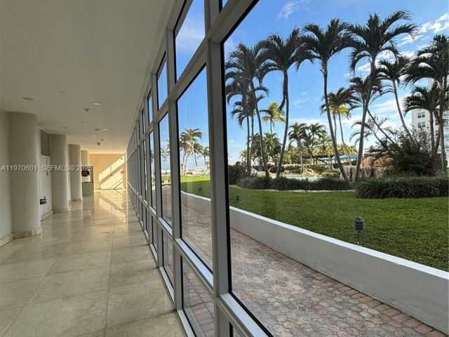 2-bedroom condo for sale in Miami Beach - 5005 Collins Ave 825 - MondialRealty