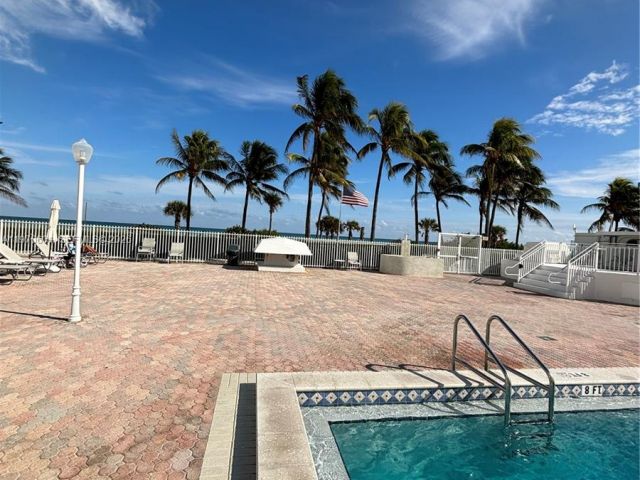 2-bedroom condo for sale in Miami Beach - 5005 Collins Ave 825 - MondialRealty