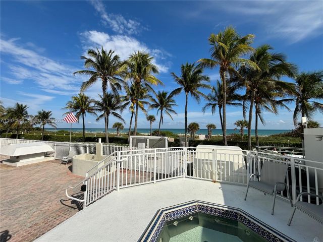 2-bedroom condo for sale in Miami Beach - 5005 Collins Ave 825 - MondialRealty