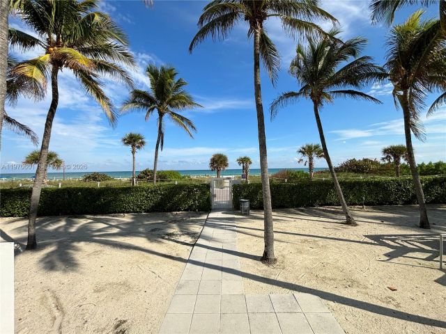 2-bedroom condo for sale in Miami Beach - 5005 Collins Ave 825 - MondialRealty