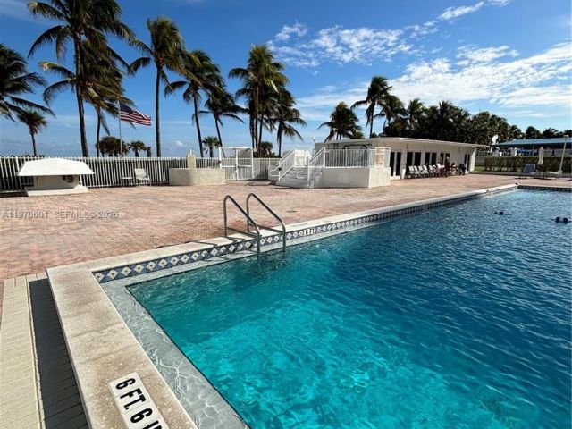 2-bedroom condo for sale in Miami Beach - 5005 Collins Ave 825 - MondialRealty