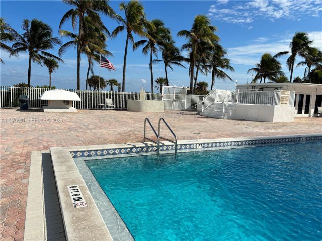 2-bedroom condo for sale in Miami Beach - 5005 Collins Ave 825 - MondialRealty