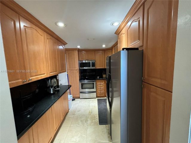 2-bedroom condo for sale in Miami Beach - 5005 Collins Ave 825 - MondialRealty