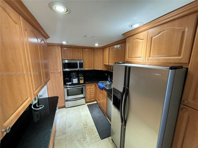 2-bedroom condo for sale in Miami Beach - 5005 Collins Ave 825 - MondialRealty