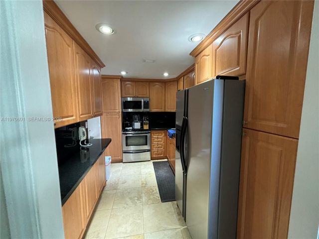 2-bedroom condo for sale in Miami Beach - 5005 Collins Ave 825 - MondialRealty