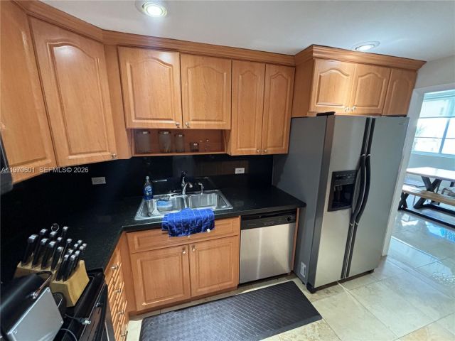 2-bedroom condo for sale in Miami Beach - 5005 Collins Ave 825 - MondialRealty