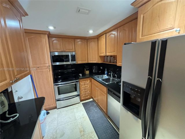 2-bedroom condo for sale in Miami Beach - 5005 Collins Ave 825 - MondialRealty