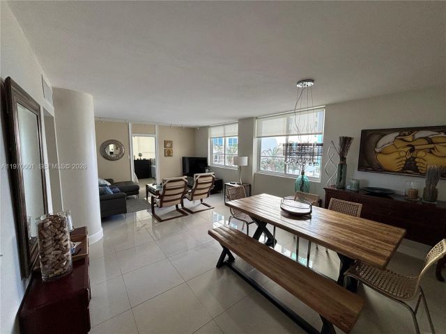 2-bedroom condo for sale in Miami Beach - 5005 Collins Ave 825 - MondialRealty