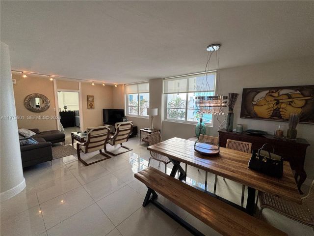 2-bedroom condo for sale in Miami Beach - 5005 Collins Ave 825 - MondialRealty