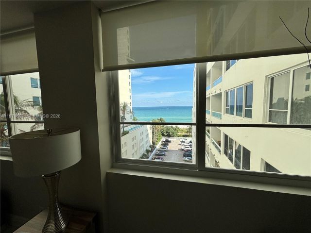 2-bedroom condo for sale in Miami Beach - 5005 Collins Ave 825 - MondialRealty